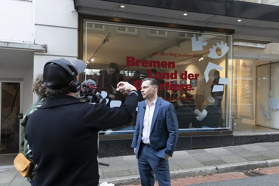 Menschen beim Besuch der 1. IBA-Werkstatt