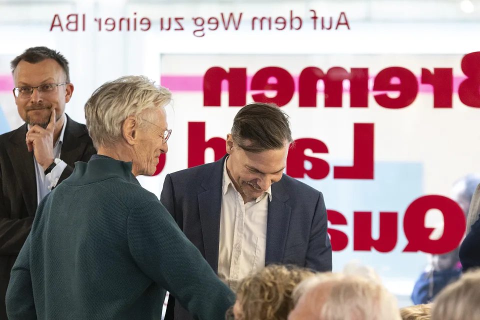 Menschen beim Besuch der 1. IBA-Werkstatt