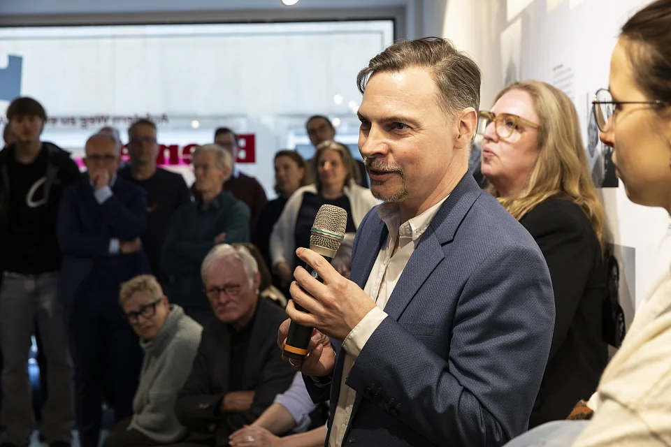 Menschen beim Besuch der 1. IBA-Werkstatt