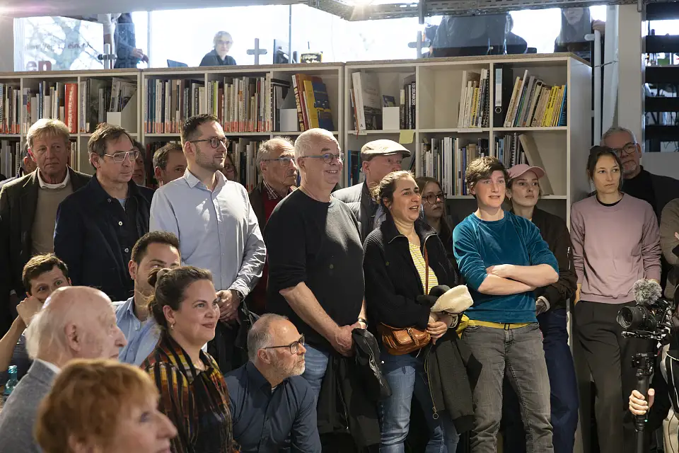 Menschen beim Besuch der 1. IBA-Werkstatt