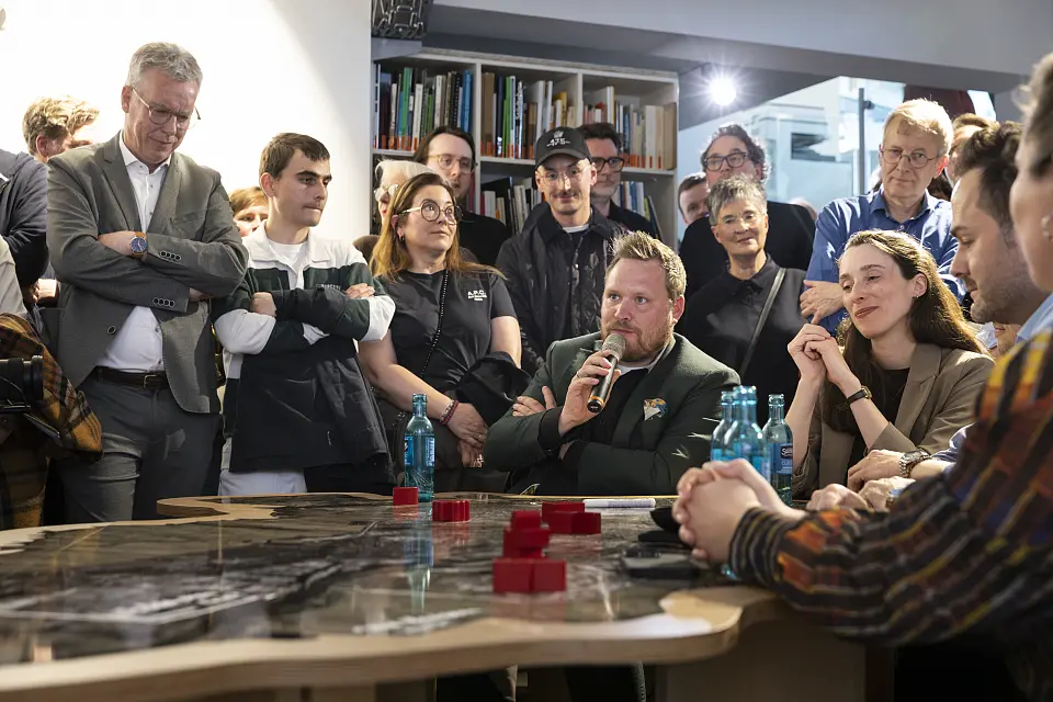 Menschen beim Besuch der 1. IBA-Werkstatt