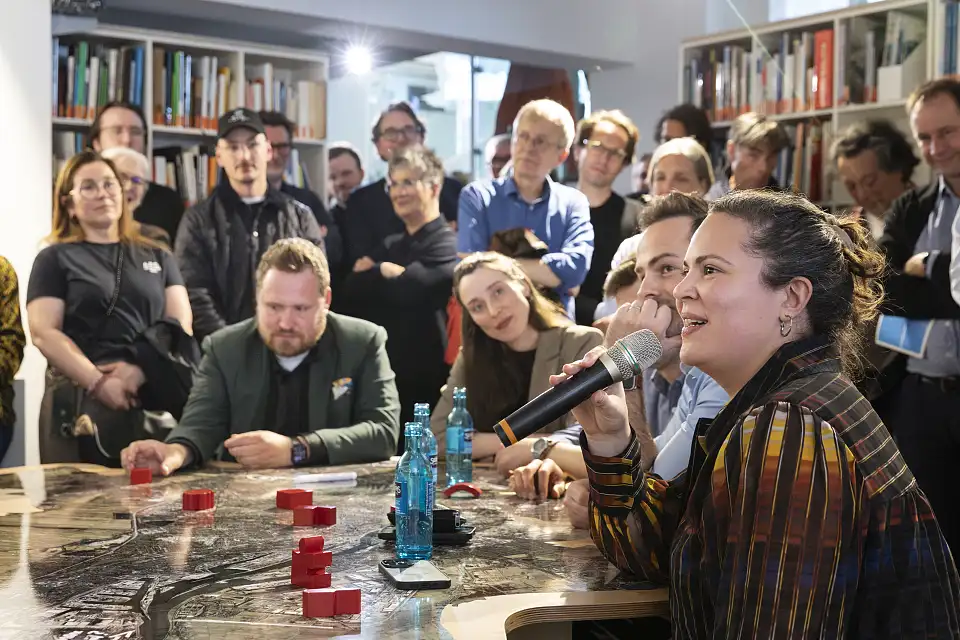Menschen beim Besuch der 1. IBA-Werkstatt