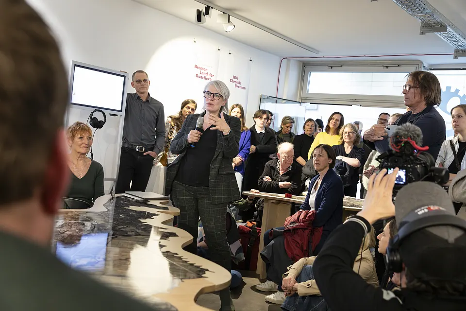 Menschen beim Besuch der 1. IBA-Werkstatt