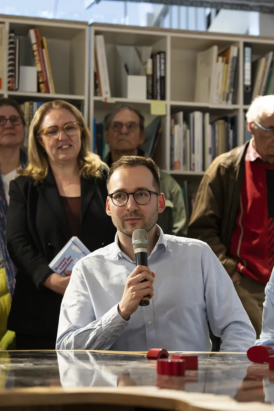 Menschen beim Besuch der 1. IBA-Werkstatt