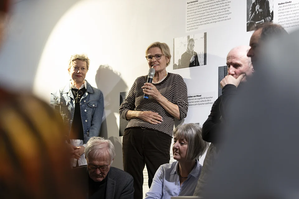 Menschen beim Besuch der 1. IBA-Werkstatt